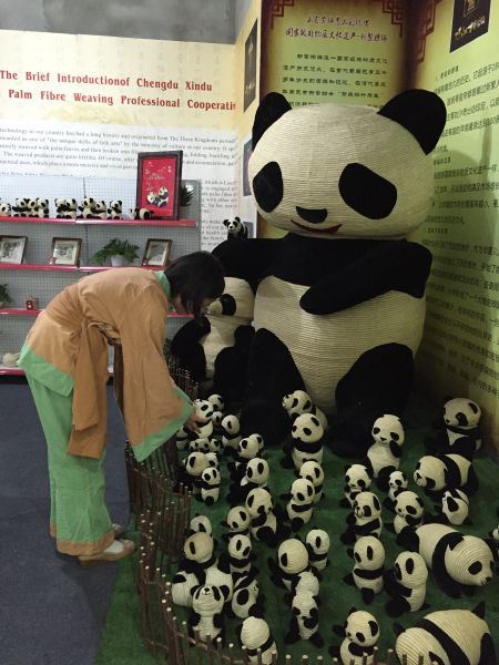 新都知名电商企业展示区的新都棕编大熊猫。(汤雁摄)