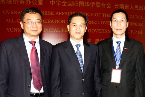 云南省省长陈豪（中）、云南省侨联主席李嵘（左）与邝锦荣副会长合影